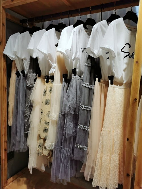 折扣女装尾货报价解析 厂家直供与服装服饰批发策略